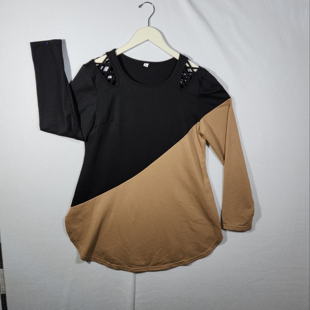 Woman's Gray Long Sleeve Shirt / Top - Black and Tan Color round bottom Size M.